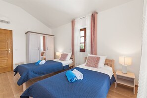 4 室のベッドルーム、セーフティボックス (室内)、アイロン / アイロン台、WiFi (無料)