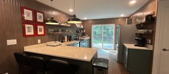 Cozy Cabin - walking distance to town and 10 minutes to Bromley. Pet friendly!