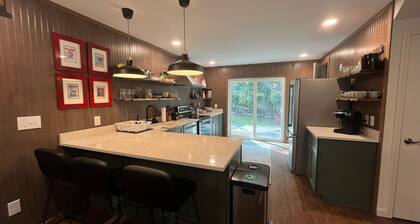 Cozy Cabin - walking distance to town and 10 minutes to Bromley. Pet friendly!