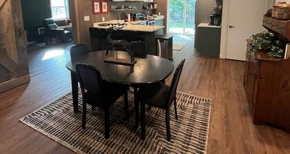 Cozy Cabin - walking distance to town and 10 minutes to Bromley. Pet friendly!