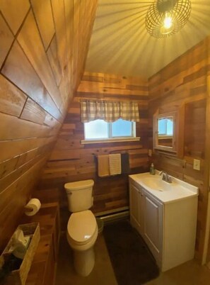 Hair dryer, towels, soap, shampoo - Cozy Cabin (Cimarron)