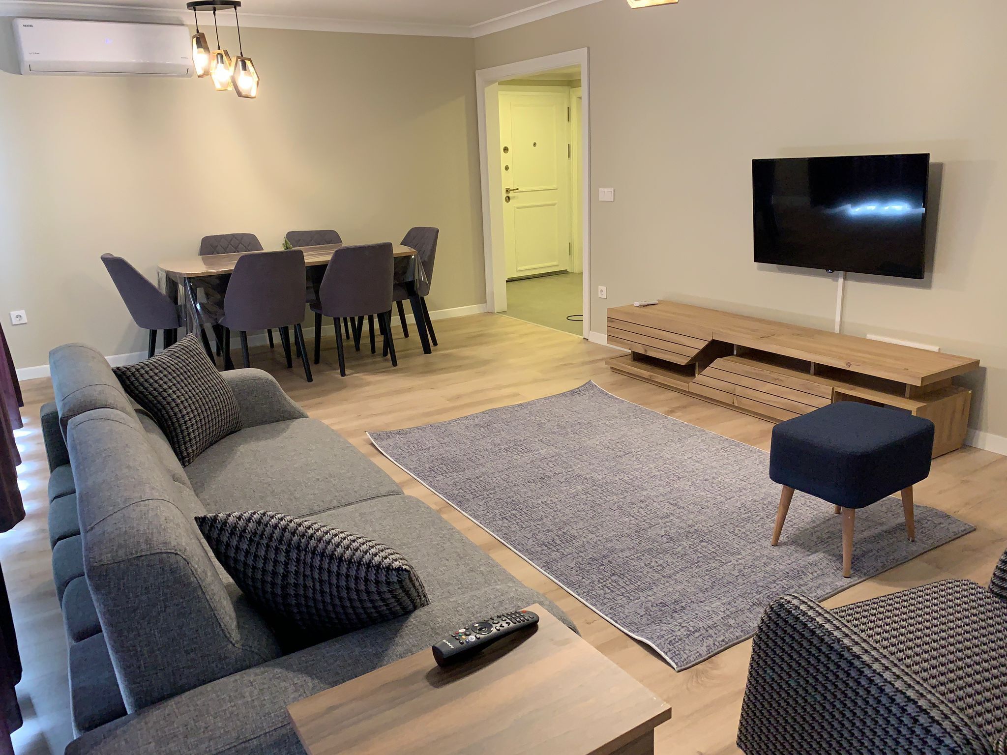 Een smart-tv en een open haard