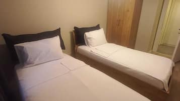 2 habitaciones, tabla de planchar con plancha y cuna de viaje