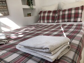 1 bedroom, free WiFi, bed sheets - Lisbon Cozy House w/Garden and Pool (Barcarena)