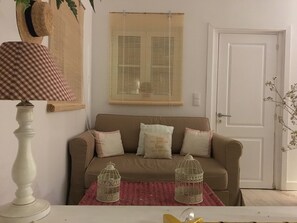 TV - Lisbon Cozy House w/Garden and Pool (Barcarena)