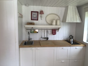 Microwave, stovetop, coffee/tea maker, electric kettle - Lisbon Cozy House w/Garden and Pool (Barcarena)