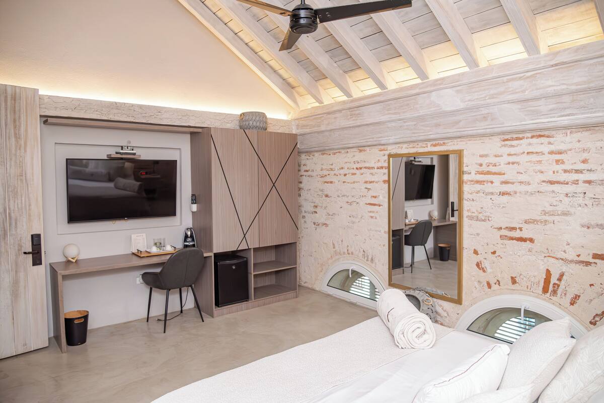 Bộ đồ giường cao cấp, minibar, két bảo mật tại phòng, bàn 