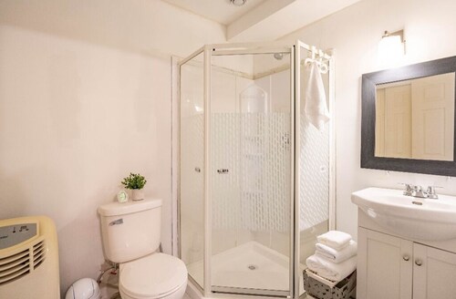 Quad-k Suite, 
A Cozy and private guest suite in Portland Estate.