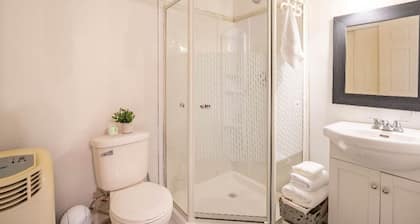 Quad-k Suite,
A Cozy and private guest suite in Portland Estate.