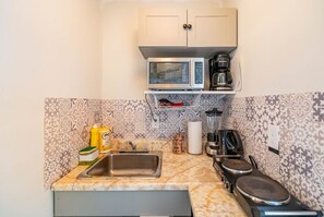 Geladeira, micro-ondas, cooktop, cafeteira/chaleira