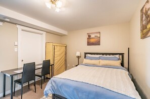 1 bedroom, desk, iron/ironing board, free WiFi - Quad-k Suite, 
A Cozy and private guest suite in Portland Estate. (Dartmouth)
