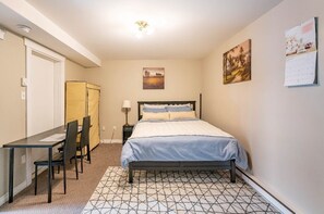 1 soverom, skrivebord, strykejern/-brett og wi-fi (inkludert)