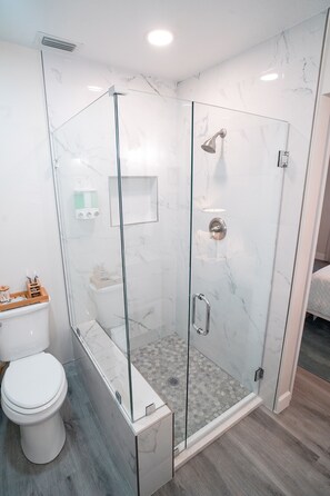 Dusche, Haartrockner, Handtücher, Seife