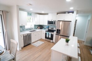 冷蔵庫、電子レンジ、オーブン、コンロ