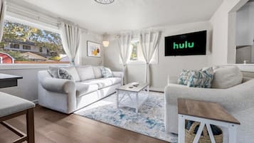 Smart TV dan meja tenis meja