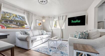 North End Gem w/ Hot Tub, Fast Wifi, GameRoom, Fire Pit