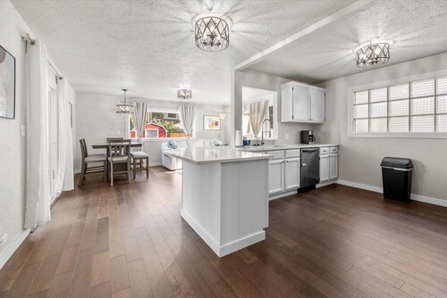 North End Gem w/ Hot Tub, Fast Wifi, GameRoom, Fire Pit