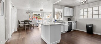 North End Gem w/ Hot Tub, Fast Wifi, GameRoom, Fire Pit