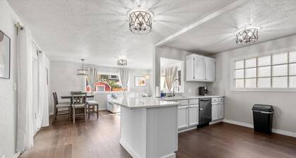 North End Gem w/ Hot Tub, Fast Wifi, GameRoom, Fire Pit