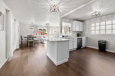 North End Gem w/ Hot Tub, Fast Wifi, GameRoom, Fire Pit