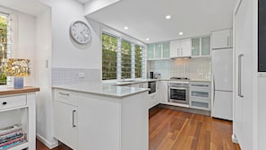 Kühlschrank, Mikrowelle, Ofen, Geschirrspüler