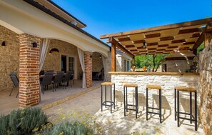 تناول الطعام بالخارج