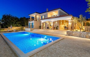 حمّام سباحة مُدفَّأ