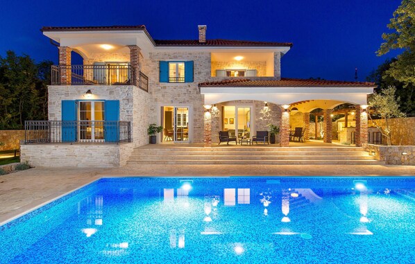 حمّام سباحة مُدفَّأ