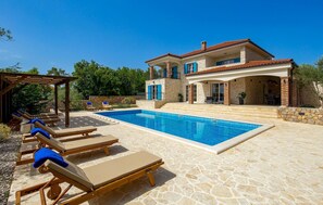 Lämmitetty uima-allas