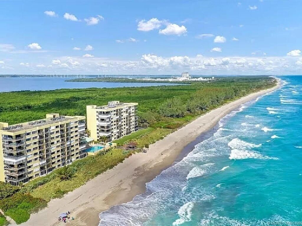 在海滩、沙滩椅、沙滩毛巾