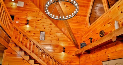 Luxury w/Heated Pool, XL Hot-Tub & Deluxe Outdoors