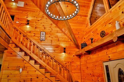 Luxury w/Heated Pool, XL Hot-Tub & Deluxe Outdoors