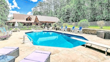 Lämmitetty uima-allas