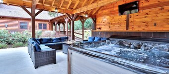 Luxury w/Heated Pool, XL Hot-Tub & Deluxe Outdoors