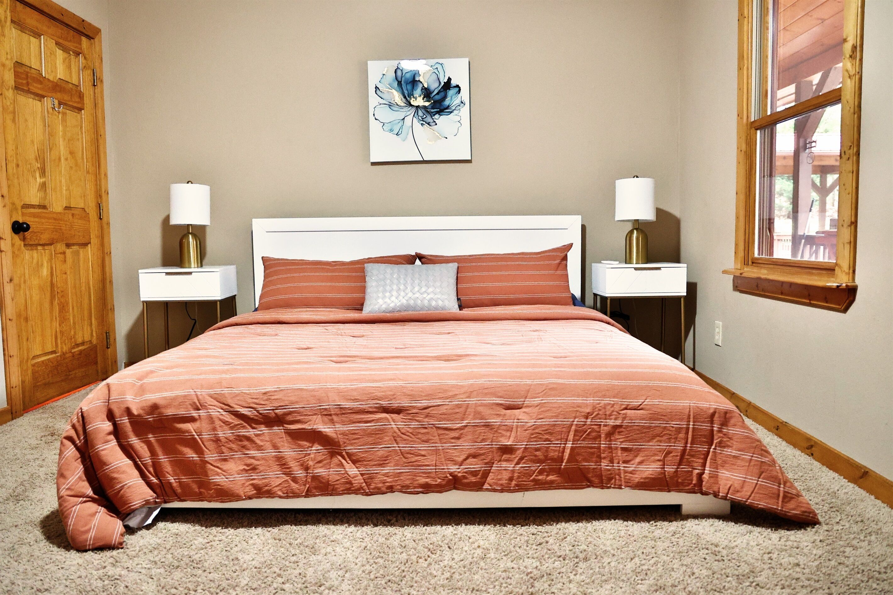 5 makuuhuonetta, työpöytä, silitysrauta/-lauta, vauvan matkasänky