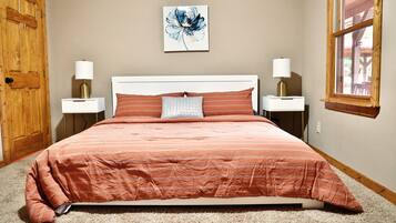 5 makuuhuonetta, työpöytä, silitysrauta/-lauta, vauvan matkasänky