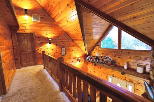 Luxury w/Heated Pool, XL Hot-Tub & Deluxe Outdoors