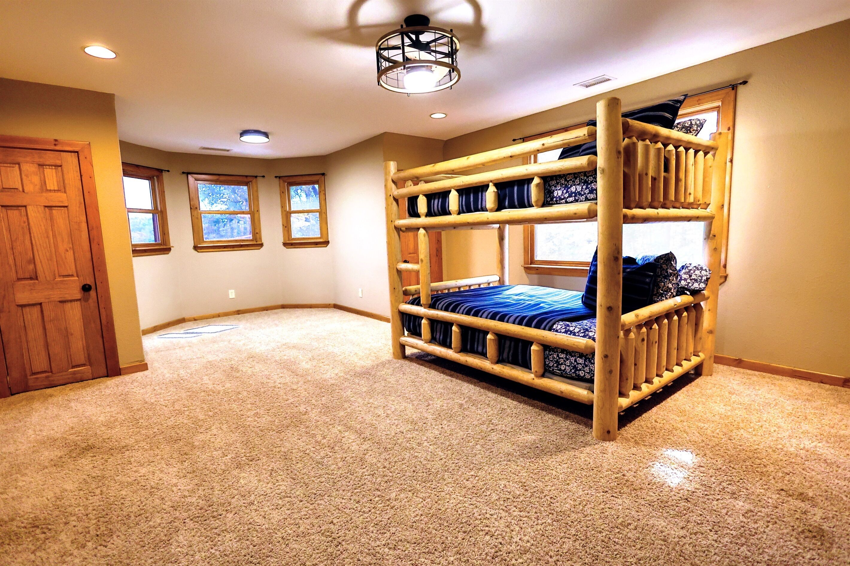 5 bedrooms, desk, iron/ironing board, travel cot