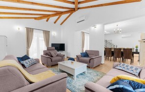 TV, fireplace, ping pong - Awesome home in Porec (Porec)