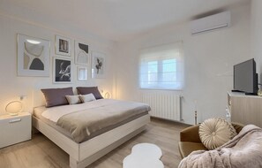 3 bedrooms, iron/ironing board, travel cot, free WiFi
