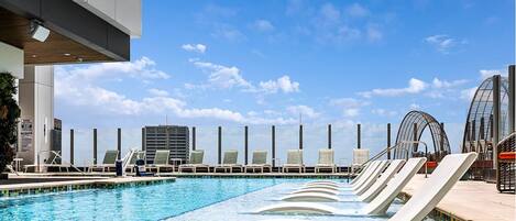 Una piscina al aire libre, una piscina climatizada