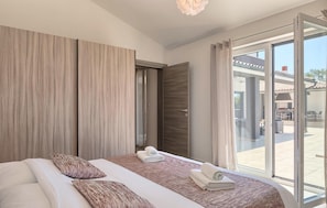 5 bedrooms, iron/ironing board, travel crib, free WiFi - Stunning home in Pula (Pula)