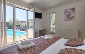 5 bedrooms, iron/ironing board, travel cot, free WiFi - Stunning home in Pula (Pula)