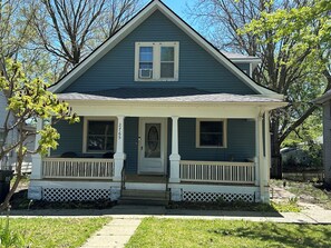 Exterior - Cozy Sumner St. Suite 3 Bd 2 Ba (Lincoln)