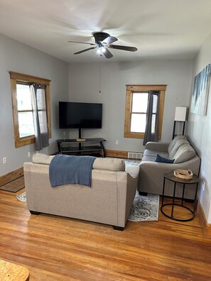 Smart TV - Cozy Sumner St. Suite 3 Bd 2 Ba (Lincoln)