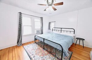 3 bedrooms, in-room safe, free WiFi, bed sheets - Cozy Sumner St. Suite 3 Bd 2 Ba (Lincoln)