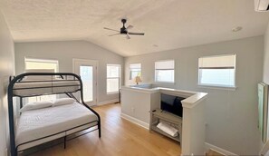 5 Schlafzimmer, Schreibtisch, Bügeleisen/Bügelbrett, WLAN