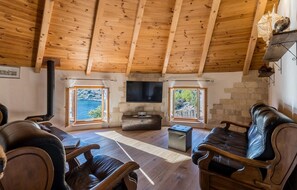 Fernseher, Kamin, Stereoanlage