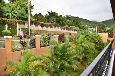Cozy & Private Retreat -- overlooking mountain and sea views