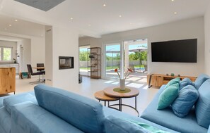 Fernseher, Kamin, Tischtennisplatte